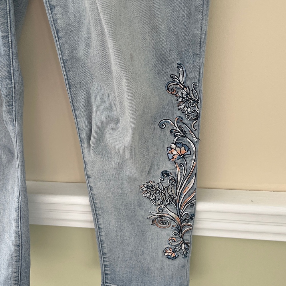 CHICOS Light Blue Ankle Jeans with Floral Embroidered Leg Detail Size 6 - Picture 6 of 14